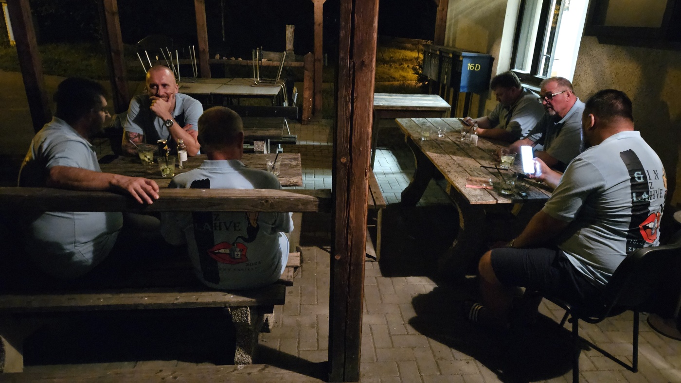 Degustace DDS # 7 - Gin z lhve
Zboen Kostelec - 10.8.2024
DDS SSaM (Divize degustanch specialist Spolku Sbratel alkoholickch Miniatur)
Bombay Saphire London Dry Gin - Aviation American Gin batch distilled - Gin Mare - Ron Jeremy aka The Hedgehog Gin - The Japanese craft gin Roku Gin - Jan II Gin