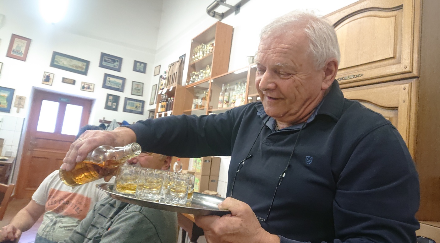 Ukzkov degustace - SSaMohonka z uoriedky
Kcov - 2.4.2022
DDS SSaM (Divize degustanch specialist Spolku Sbratel alkoholickch Miniatur)
Plenice Kcovka Ovocn lihovar: Borvkovice - Calvados - Borvka - Vie - ern Bez - Malinovice - Destilt z medu - Starokcovsk trdlovice - Hrukovice - Datlovice - Merukovice - Teovice - Broskvovice