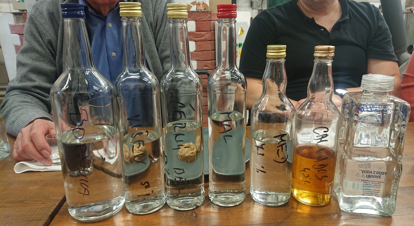 Ukzkov degustace - SSaMohonka z uoriedky
Kcov - 2.4.2022
DDS SSaM (Divize degustanch specialist Spolku Sbratel alkoholickch Miniatur)
Plenice Kcovka Ovocn lihovar: Borvkovice - Calvados - Borvka - Vie - ern Bez - Malinovice - Destilt z medu - Starokcovsk trdlovice - Hrukovice - Datlovice - Merukovice - Teovice - Broskvovice