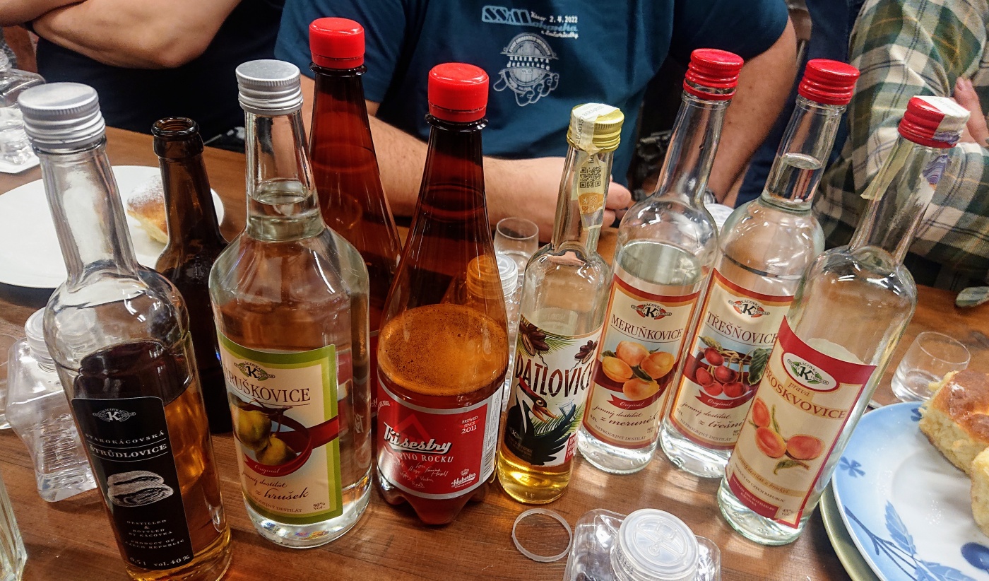 Ukzkov degustace - SSaMohonka z uoriedky
Kcov - 2.4.2022
DDS SSaM (Divize degustanch specialist Spolku Sbratel alkoholickch Miniatur)
Plenice Kcovka Ovocn lihovar: Borvkovice - Calvados - Borvka - Vie - ern Bez - Malinovice - Destilt z medu - Starokcovsk trdlovice - Hrukovice - Datlovice - Merukovice - Teovice - Broskvovice