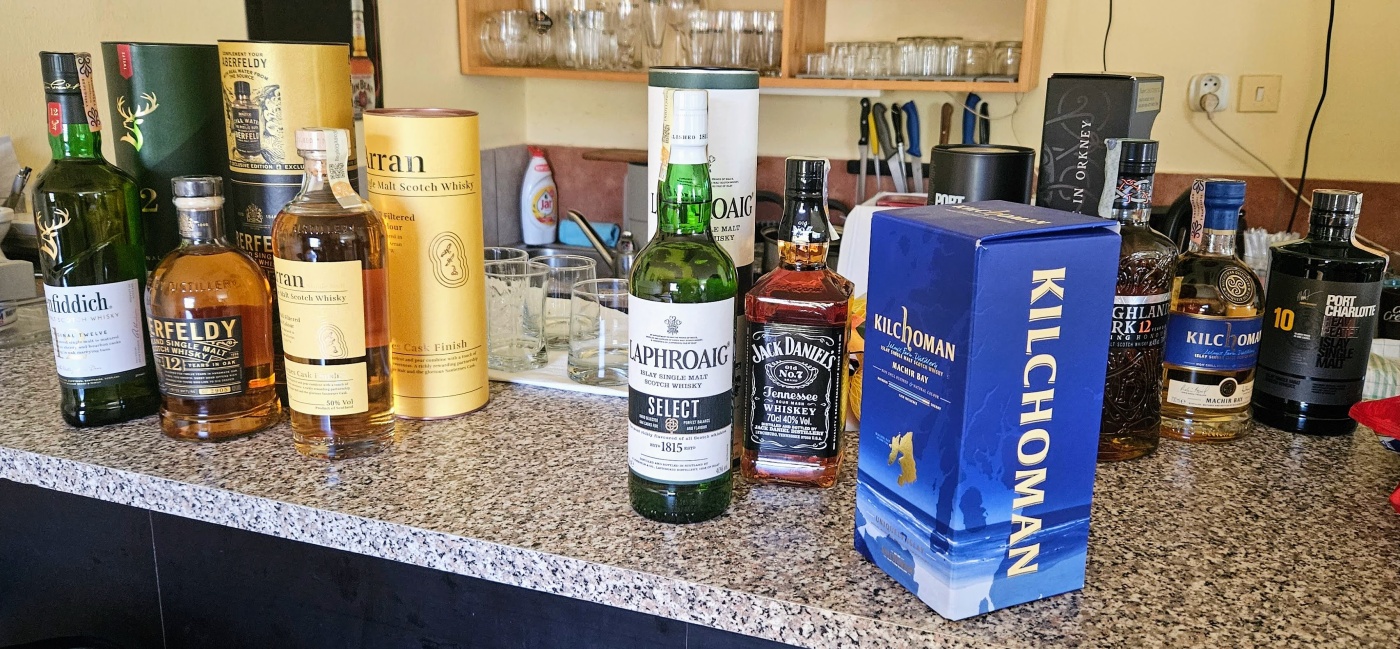 Degustace DDS # 5 - Vy(Whi)sok kola ivota
Zboen Kostelec - 12.8.2023
DDS SSaM (Divize degustanch specialist Spolku Sbratel alkoholickch Miniatur)
Whisky Ginger (Tullamore Dew) - Old Fashioned (Jack Daniel`s) - Dimple 15yo blended whisky - Glenfiddich 12yo single malt whisky - Aberfeldy 12yo single malt whisky - Arran Sauternes cask finish single malt whisky - Penicillin (Ballantines fines`t, Laphroaigh islay single malt scotch whisky) - Highland Park 12yo single malt whisky - Kilchoman Machir Bay single malt whisky - Port Charlotte Heavily Peated single malt whisky