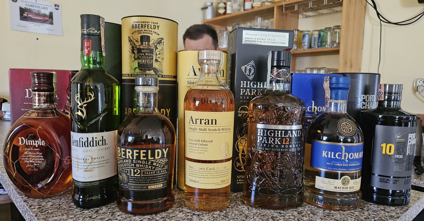 Degustace DDS # 5 - Vy(Whi)sok kola ivota
Zboen Kostelec - 12.8.2023
DDS SSaM (Divize degustanch specialist Spolku Sbratel alkoholickch Miniatur)
Whisky Ginger (Tullamore Dew) - Old Fashioned (Jack Daniel`s) - Dimple 15yo blended whisky - Glenfiddich 12yo single malt whisky - Aberfeldy 12yo single malt whisky - Arran Sauternes cask finish single malt whisky - Penicillin (Ballantines fines`t, Laphroaigh islay single malt scotch whisky) - Highland Park 12yo single malt whisky - Kilchoman Machir Bay single malt whisky - Port Charlotte Heavily Peated single malt whisky