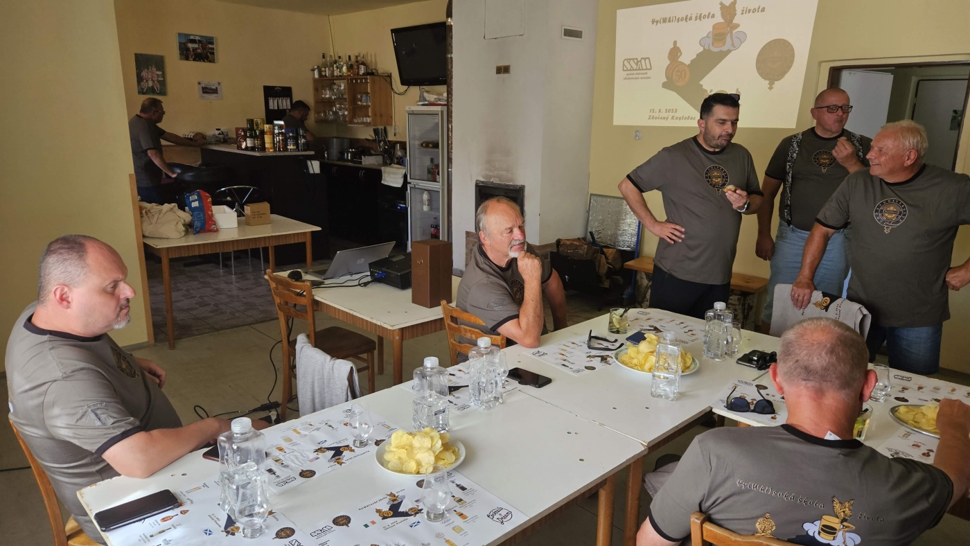 Degustace DDS # 5 - Vy(Whi)sok kola ivota
Zboen Kostelec - 12.8.2023
DDS SSaM (Divize degustanch specialist Spolku Sbratel alkoholickch Miniatur)
Whisky Ginger (Tullamore Dew) - Old Fashioned (Jack Daniel`s) - Dimple 15yo blended whisky - Glenfiddich 12yo single malt whisky - Aberfeldy 12yo single malt whisky - Arran Sauternes cask finish single malt whisky - Penicillin (Ballantines fines`t, Laphroaigh islay single malt scotch whisky) - Highland Park 12yo single malt whisky - Kilchoman Machir Bay single malt whisky - Port Charlotte Heavily Peated single malt whisky