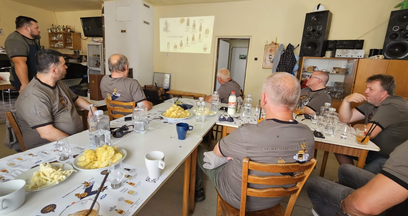 Degustace DDS # 5 - Vy(Whi)sok kola ivota
Zboen Kostelec - 12.8.2023
DDS SSaM (Divize degustanch specialist Spolku Sbratel alkoholickch Miniatur)
Whisky Ginger (Tullamore Dew) - Old Fashioned (Jack Daniel`s) - Dimple 15yo blended whisky - Glenfiddich 12yo single malt whisky - Aberfeldy 12yo single malt whisky - Arran Sauternes cask finish single malt whisky - Penicillin (Ballantines fines`t, Laphroaigh islay single malt scotch whisky) - Highland Park 12yo single malt whisky - Kilchoman Machir Bay single malt whisky - Port Charlotte Heavily Peated single malt whisky