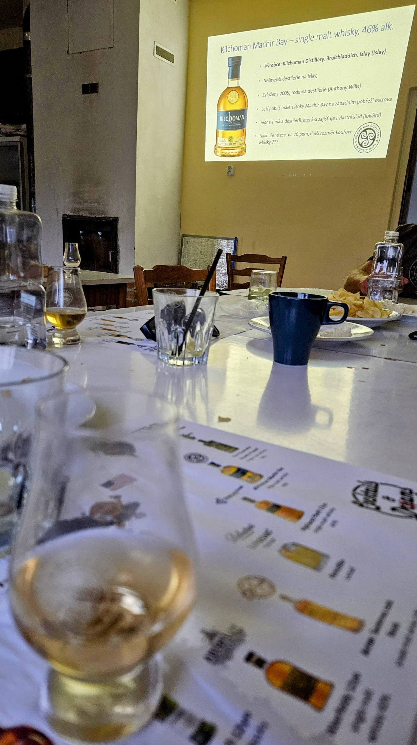 Degustace DDS # 5 - Vy(Whi)sok kola ivota
Zboen Kostelec - 12.8.2023
DDS SSaM (Divize degustanch specialist Spolku Sbratel alkoholickch Miniatur)
Whisky Ginger (Tullamore Dew) - Old Fashioned (Jack Daniel`s) - Dimple 15yo blended whisky - Glenfiddich 12yo single malt whisky - Aberfeldy 12yo single malt whisky - Arran Sauternes cask finish single malt whisky - Penicillin (Ballantines fines`t, Laphroaigh islay single malt scotch whisky) - Highland Park 12yo single malt whisky - Kilchoman Machir Bay single malt whisky - Port Charlotte Heavily Peated single malt whisky