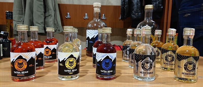 Burza minifatiiek alkoholu - Minibottles collectors meeting
Praha - 24.11.2018
SSaM - Spolek Sbratel alkoholickch Miniatur
Tatra bear - Tatransk medve - Med
Tatra bear - Tatransk medve - korica
Tatra bear - Tatransk medve - ierna rbeza
Tatra bear - Medveovica - pecilny barikov obiln destilt
Tatra bear - Medveovica - Silver