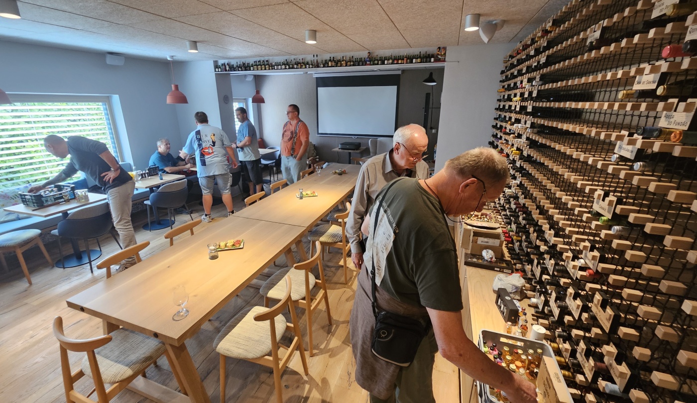 Setk�n� / Burza minif�a�ti�iek alkoholu - Minibottles collectors meeting
Bratislava - Modesto bar - 21.9.2024