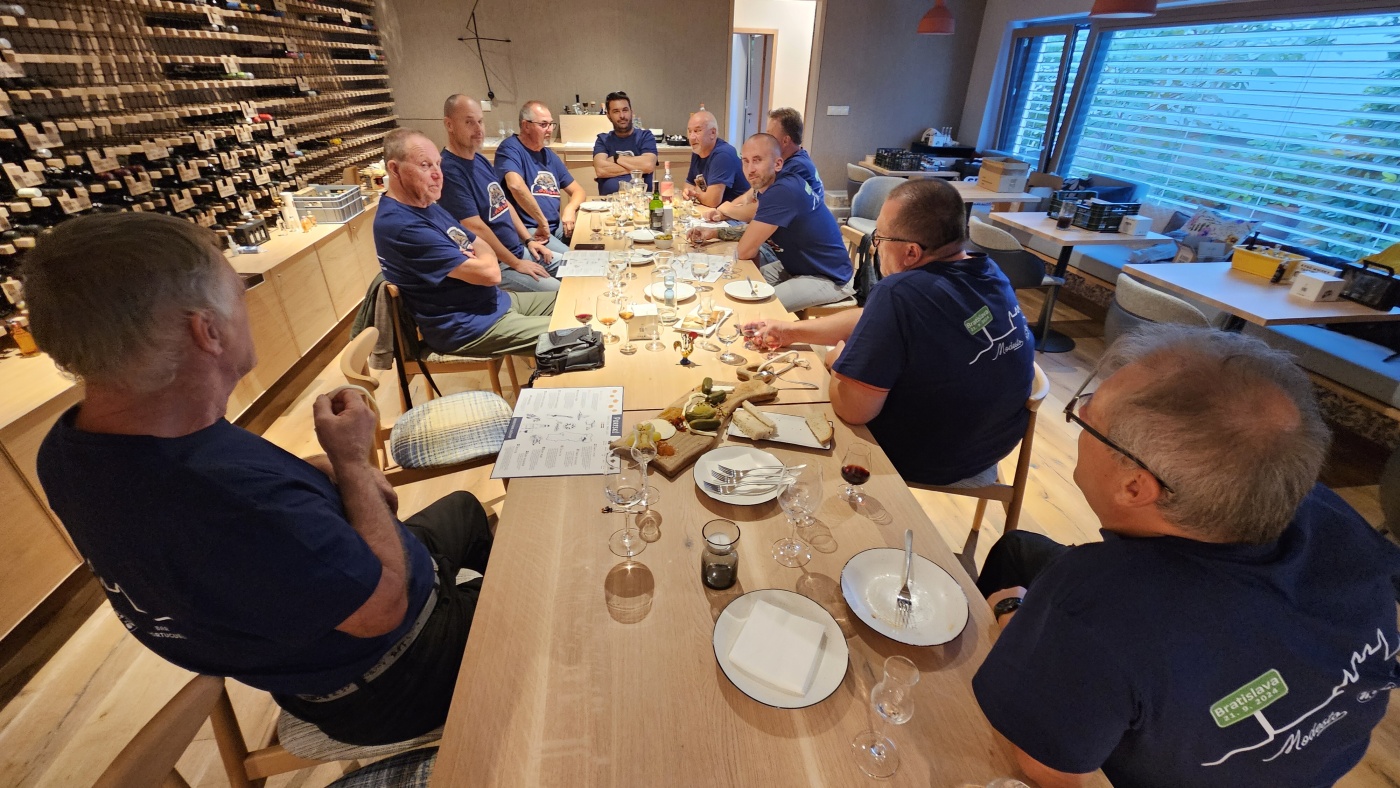 Setk�n� / Burza minif�a�ti�iek alkoholu - Minibottles collectors meeting
Bratislava - Modesto bar - 21.9.2024