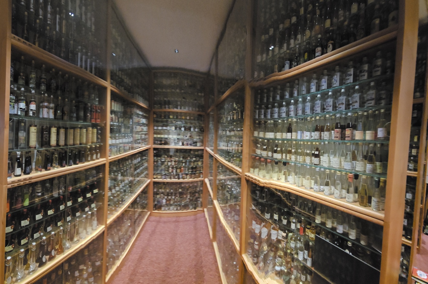 Setk�n� / Burza minif�a�ti�iek alkoholu - Minibottles collectors meeting
Bratislava - Modesto bar - 21.9.2024