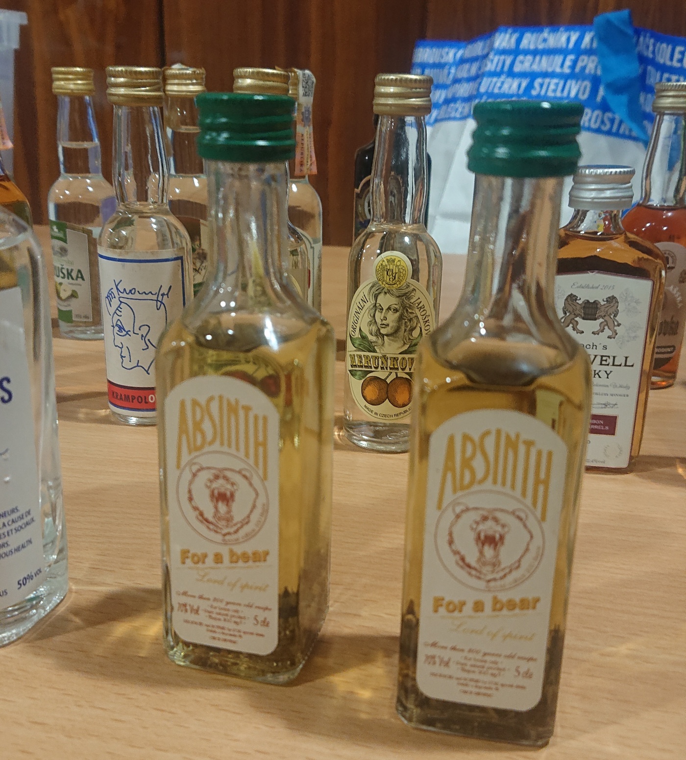Burza minifatiiek alkoholu - Minibottles collectors meeting
Praha - 21.5.2022
SSaM - Spolek Sbratel alkoholickch Miniatur
Absinth
For a bear