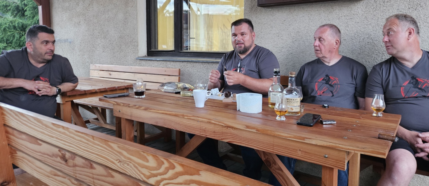 Degustace DDS # 11 - Don`t Be Blind to Blended Whisky - Keep Walking
Zbo�en� Kostelec - 6.6.2026
DDS SSaM (Divize degusta�n�ch specialist� Spolku Sb�ratel� alkoholick�ch Miniatur)
Monkey Shoulder - Old St. Andrew`s Nightcap - Mackinlay`s Shackleton - Springbank Campbeltown Loch - Johnnie Walker Island Green - Compass Box The Peat Monster - Big Peat Small Batch - (Old Smuggler - Johnnie Walker Blue Label)