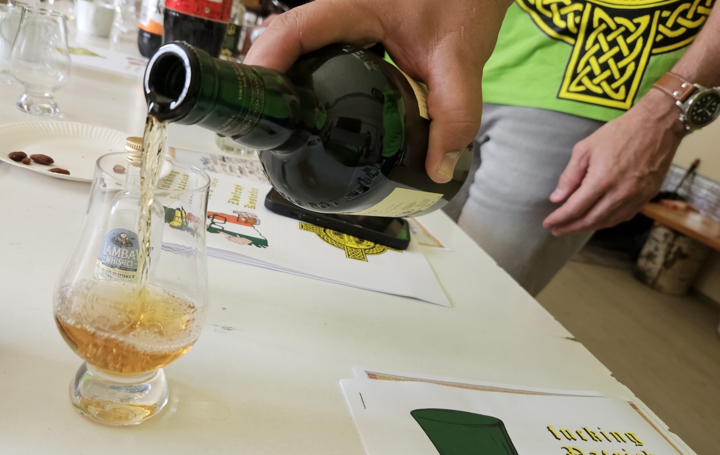 Degustace DDS # 9 - Fucking Patrick
Zbo�en� Kostelec - 14.6.2025
DDS SSaM (Divize degusta�n�ch specialist� Spolku Sb�ratel� alkoholick�ch Miniatur)
Connemara Peated single malt Irish whiskey Distillers edition - Redbreast Single Pot Still Irish Whiskey aged 15 years - Writers Tears Double Oak Irish Whiskey - Jameson Single Pot Still Irish whiskey Five oak cask release - Lambay whiskey Finished in cognac casks Irish whiskey