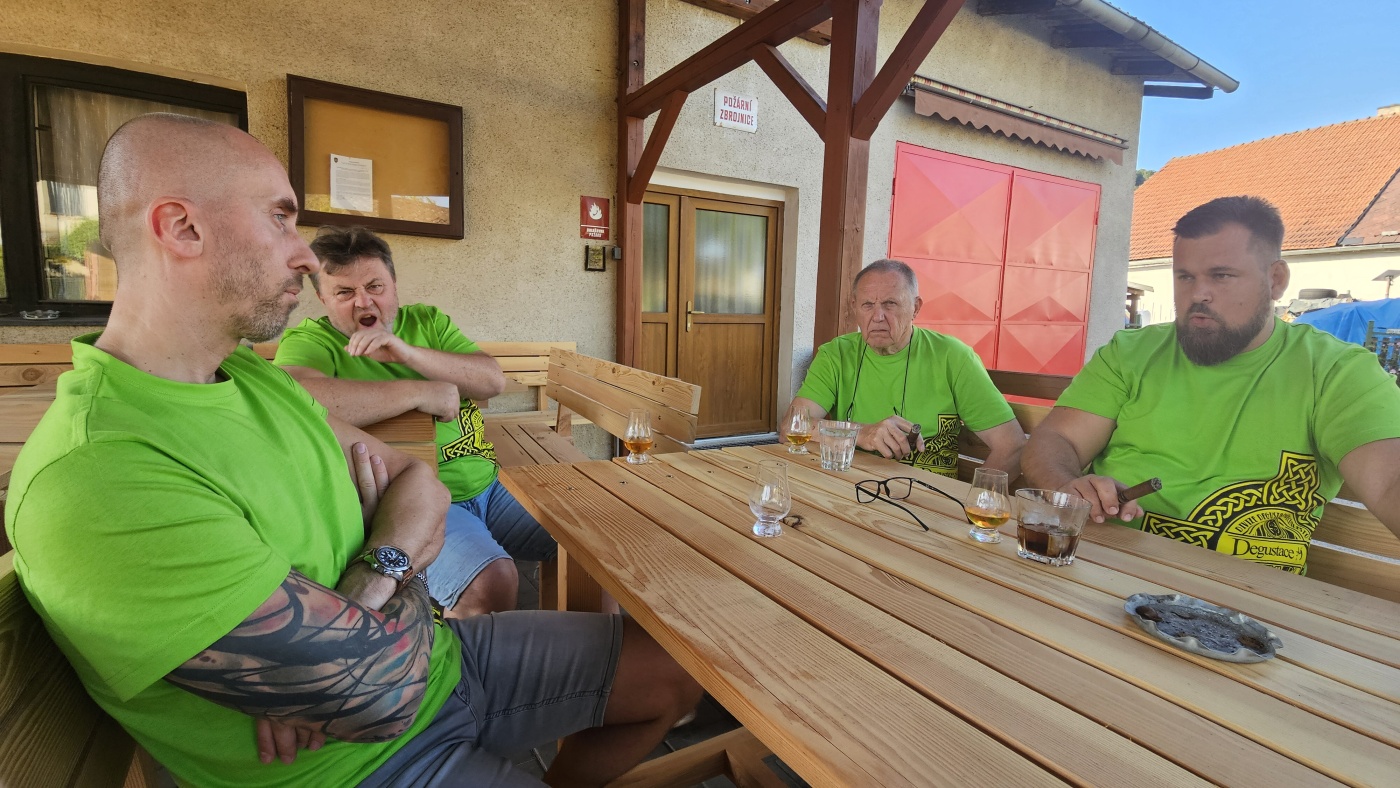 Degustace DDS # 9 - Fucking Patrick
Zbo�en� Kostelec - 14.6.2025
DDS SSaM (Divize degusta�n�ch specialist� Spolku Sb�ratel� alkoholick�ch Miniatur)
Connemara Peated single malt Irish whiskey Distillers edition - Redbreast Single Pot Still Irish Whiskey aged 15 years - Writers Tears Double Oak Irish Whiskey - Jameson Single Pot Still Irish whiskey Five oak cask release - Lambay whiskey Finished in cognac casks Irish whiskey